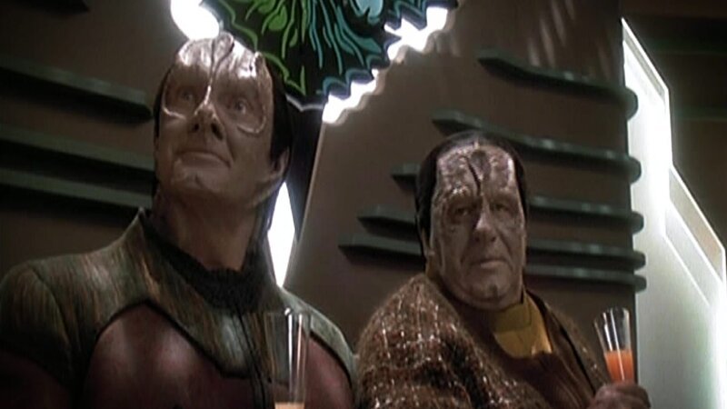 Garak (Andrew Robinson) und Enabran Tain (Paul Dooley) – Bild: Tele 5