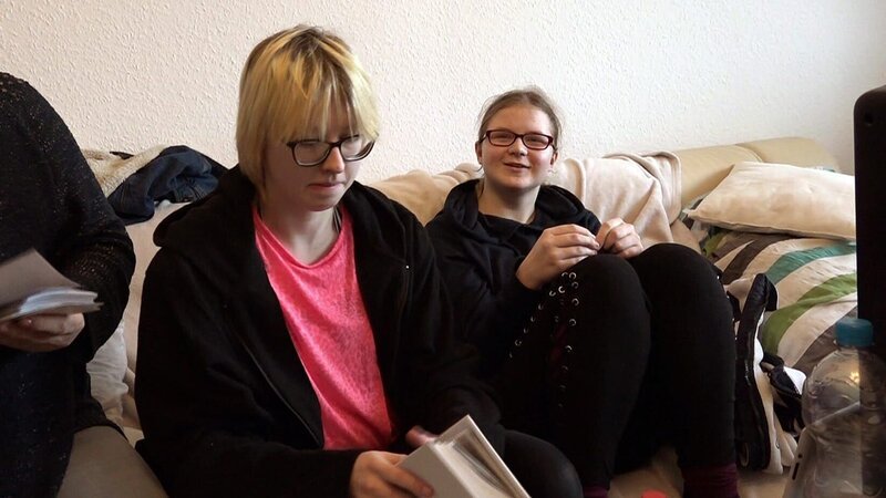 Jasmin (li.) steht ihrer jüngeren Schwester Svenja zur Seite, die in ihrer Klasse gemobbt wird. – Bild: 0256 Stark machen gegen Mobber