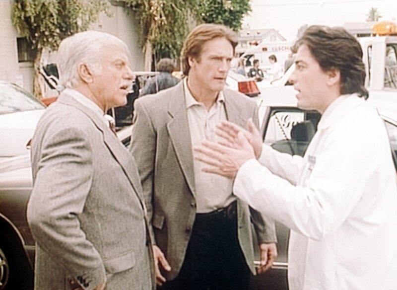 Mark (Dick Van Dyke, l.), Steve (Barry Van Dyke, M.) und Jack (Scott Baio, r.) sind entsetzt: Ein Patient wurde ermordet. – Bild: Viacom