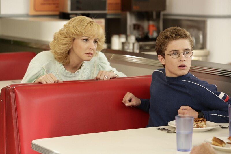 Beverly Goldberg (Wendi McLendon-Covey, l.); Adam Goldberg (Sean Giambrone, r.) – Bild: Sony Pictures Television Inc.