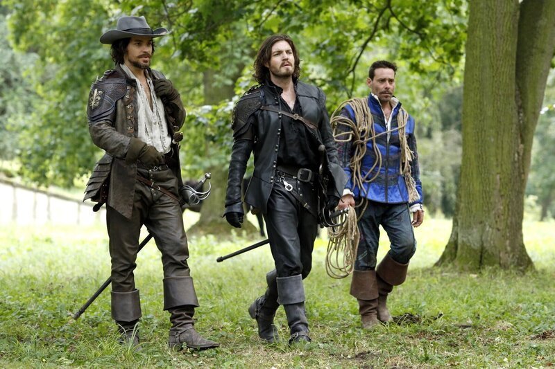 (v.l.n.r.) Aramis (Santiago Cabrera); Athos (Tom Burke); Émile Bonnaire (James Callis) – Bild: BBC /​ Dusan Martincek Lizenzbild frei