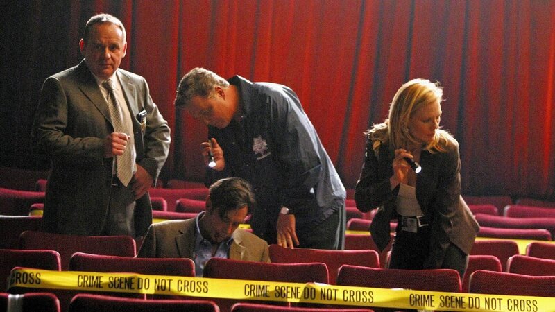 Captain Jim Brass (Paul Guilfoyle), Gil (William Petersen, M.) und Catherine (Marg Helgenberger) werden ins Kino gerufen. Ein Gast wurde während der Vorstellung ermordet. – Bild: TVNOW / CBS Captain Jim Brass (Paul Guilfoyle), Gil (William Petersen, M.) und Catherine (Marg Helgenberger) werden ins Kino gerufen. Ein Gast wurde während der Vorstellung ermordet. – Bild: TVNOW / CBS