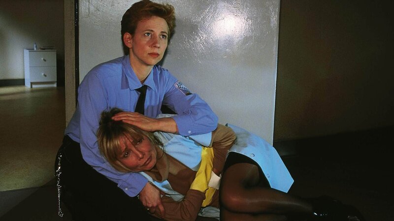 Vollzugsbeamtin Silke Jakoby (Judith von Radetzky, oben) findet die zusammen geschlagene „Verräterin“ Jeanette (Christine Schuberth). – Bild: RTL