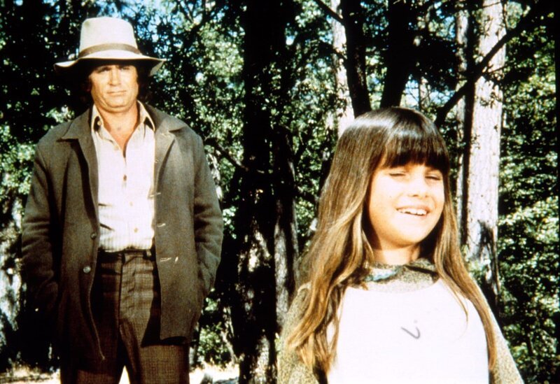 Vater Charles (Michael Landon, l.) hört von dem Wunder das seiner Tochter Carrie (Lindsay Sidney Greenbush, r.) wiederfahren ist. – Bild: Sat.1 Gold