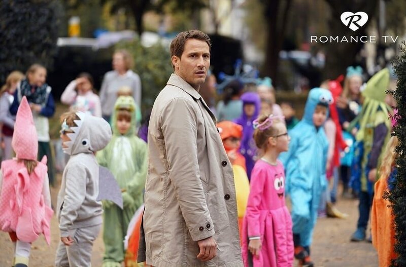 Mark (David Rott) im Park beim Stadttheater. – Bild: Romance TV