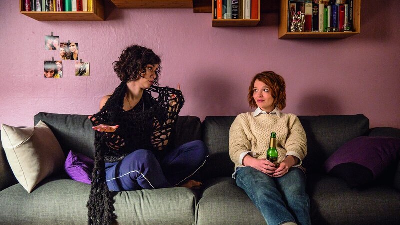 L-R: Katja (Nora Tschirner) und Clara (Karoline Herfurth) – Bild: Warner Bros. Pictures Germany L-R: Katja (Nora Tschirner) und Clara (Karoline Herfurth) – Bild: Warner Bros. Pictures Germany
