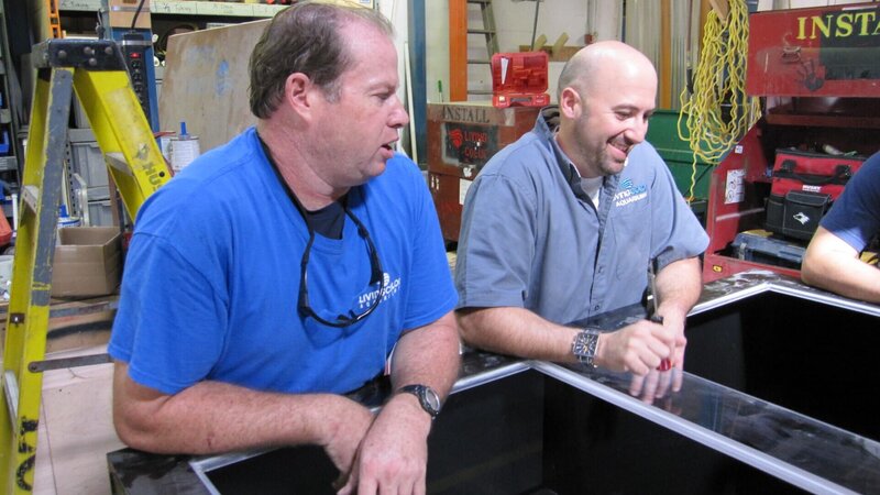 Ben and Krusty labor over the ambitious design for the Reuss residence fish tanks. – Bild: National Geographic Channels /​ NGC /​ Sharp Entertainment