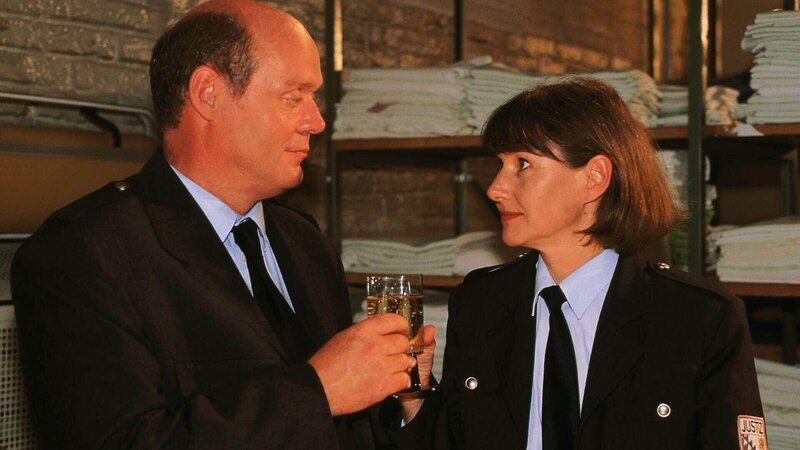Zöllner (Wolfgang Finck) macht Jutta (Claudia Loerding) Avancen, um über sie Informationen zu bekommen. – Bild: RTL Passion