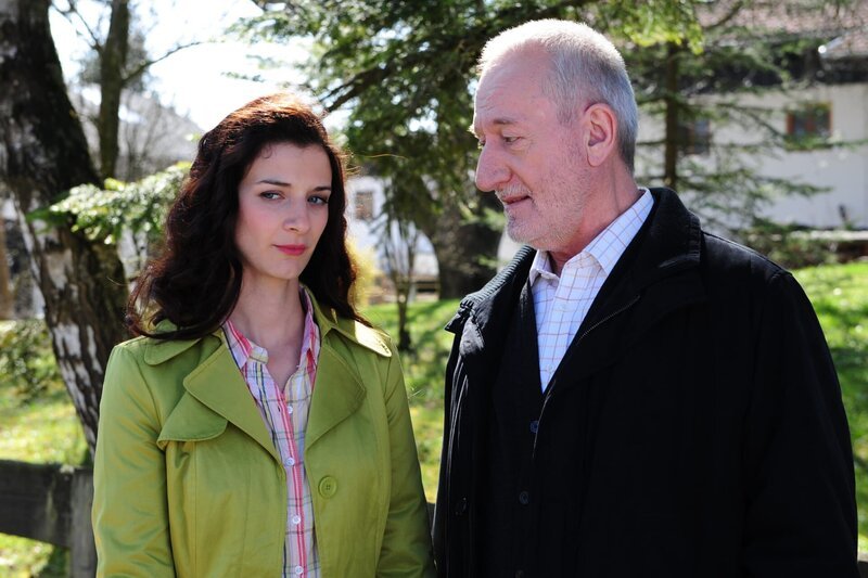 Elena (Lili Gesler, l.); Alfons (Sepp Schauer, r.) – Bild: ARD /​ Ann Paur