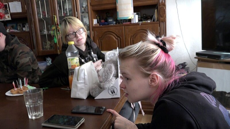Cindy (re.) ist in Rostock zu Besuch! Das hat auch einen bestimmten Grund, denn ihre Schwester Jasmin wird endlich 18. – Bild: RTLZWEI
