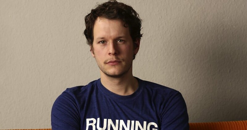 An ihm (Mirko Lang) liegt es nicht. Er kann immer. Aber ein Abend ohne Sie macht ihn fertig … – Bild: Romance.TV