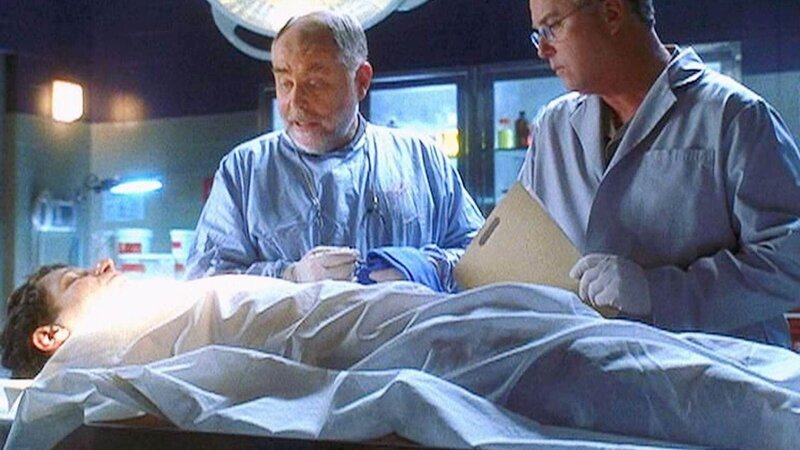 Dr. Robbins (Robert David Hall, li.) und Grissom (William Petersen) obduzieren die Leiche. Finden sie Spuren eines Verbrechens? – Bild: TVNOW /​ CBS