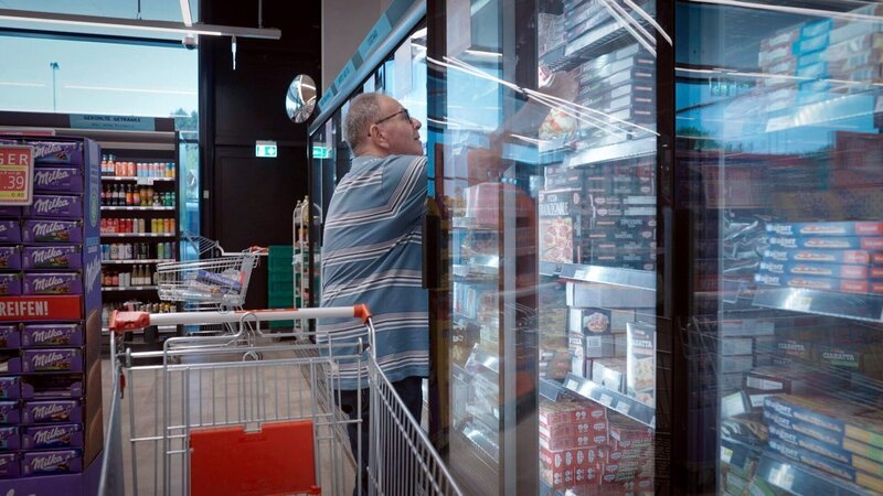 Die Kühlregale österreichischer Supermärkte sind voll mit Convenience-Produkten. – Bild: ORF/Langbein & Partner Media Die Kühlregale österreichischer Supermärkte sind voll mit Convenience-Produkten. – Bild: ORF/Langbein & Partner Media