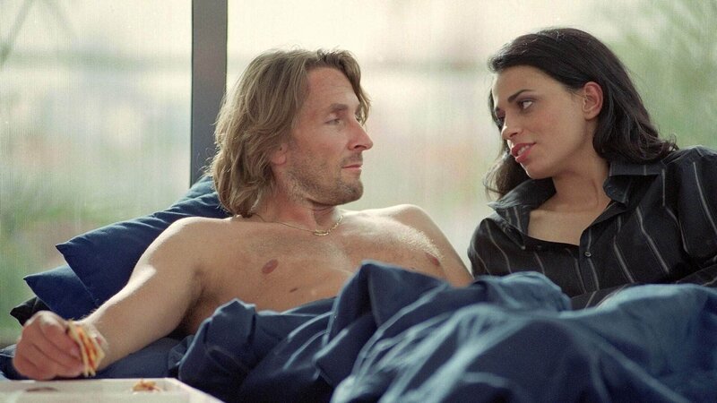 Kai (Mark Keller) hat sein Ziel erreicht und Raffaella (Graziella de Santis) ins Bett bekommen. Scheinheilig verspricht er ihr die große Liebe … – Bild: MG RTL D