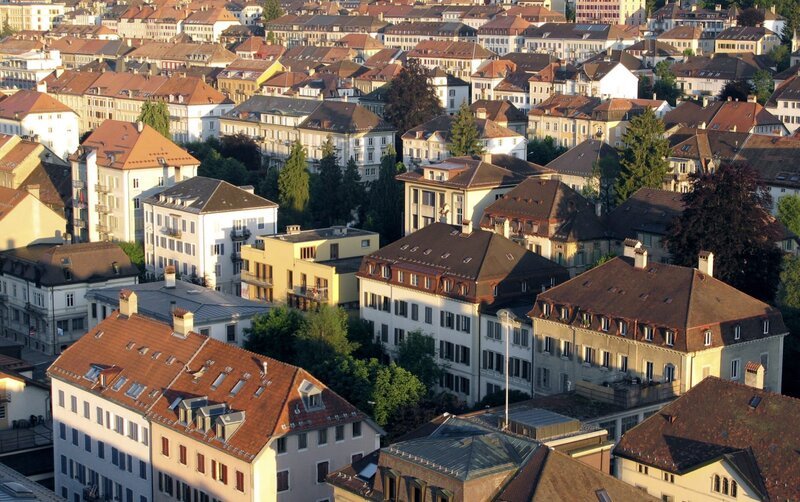 La Chaux-de-Fonds mit seinem für die Schweiz einzigartigen schachbrettartigen Stadtbild gilt als Wiege der Uhrmacherei weltweit und als Jugendstil-Hochburg der Schweiz. – Bild: ARD alpha