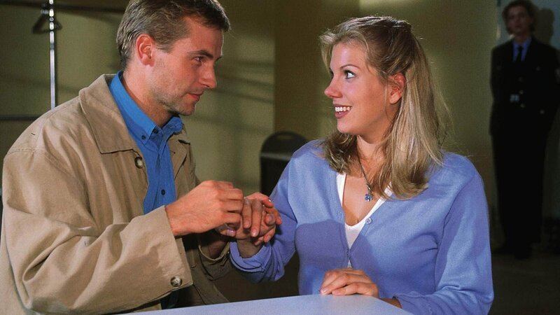 Kommissar Fuchs (Rainer Frank) erklärt Lollo (Isabella Schmid) seine Liebe und schenkt ihr einen Ring. Sie ist überglücklich … – Bild: RTL Passion