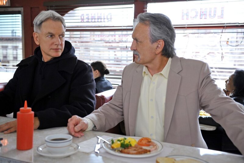 Was wäre wenn …: Gibbs (Mark Harmon, l.) und Mike Franks (Muse Watson, r.) – Bild: CBS Television
