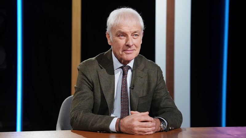 NZZ Standpunkte Die VW-Krise ist eine Deutschland-Krise Matthias Müller, ehemaliger CEO des Volkswagen-Konzerns. – Bild: SRF/​PTV