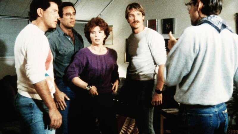 Melissa (Fionnula Flanagan) zeigt sich empört über Byron Monks (Jonathan Perpich, li.) verhalten. Für das Riptide-Trio Nick (Joe Penny), Cody (Perry King, 2.v.re.) und Murray (Thom Bray, re.) wird Byron dadurch zum Tatverdächtigen. – Bild: (c) RTL Crime