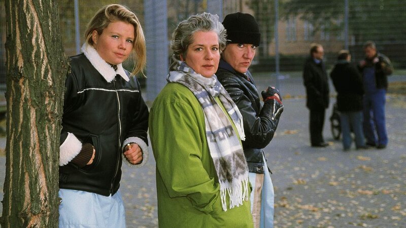 Uschi (Barbara Freier, M.), Walter (Katy Karrenbauer, r.) und Vivi (Annette Frier) sehen den Ausgrabungen in der Gärtnerei alles andere als gelassen entgegen … – Bild: RTL Passion