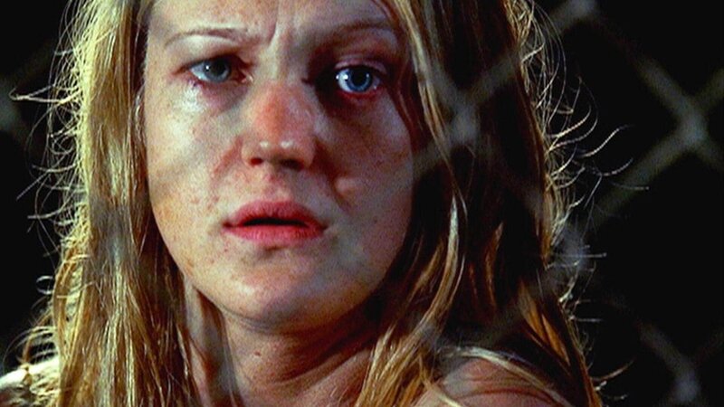 Geschockt steht Susie (Azura Skye) ihrem Entführer gegenüber. – Bild: TVNOW /​ CBS