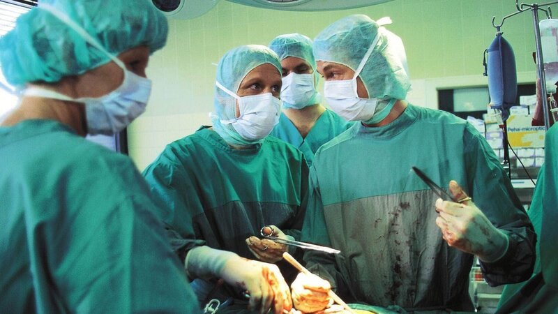 Nur durch eine Notoperation kann Dr. Stefan Frank (Sigmar Solbach, 2.v.li.) Melanies Leben retten. Sie hat einen Blinddarmdurchbruch. – Bild: MG RTL /​ Elke Werner