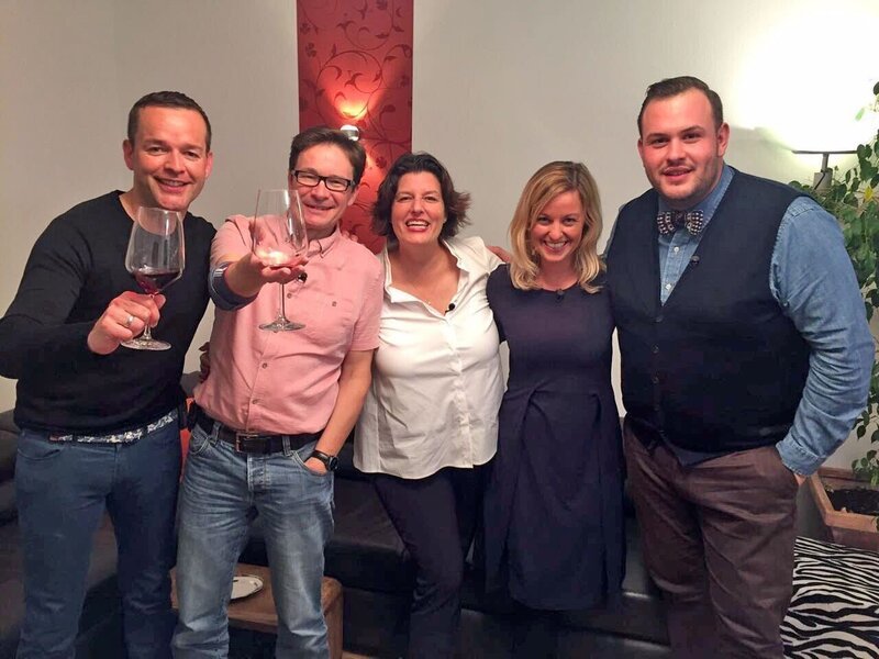 V.l.: Gastgeber Alois, Graham, Sandra, Katharina „Kathi“ und Peter – Bild: MG RTL D /​ ITV Studios