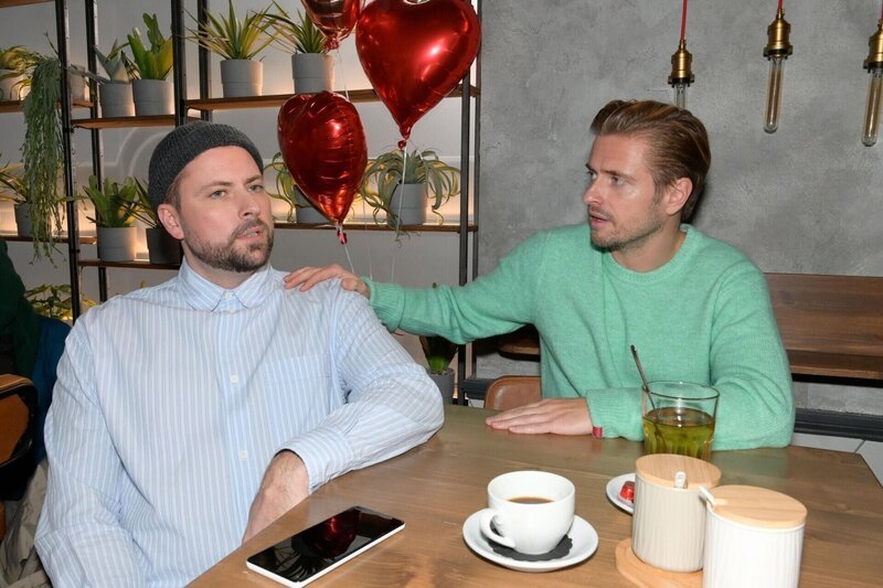 Philip (Jörn Schlönvoigt, r.) merkt, dass John (Felix von Jascheroff) mit dem Valentinstag nichts anfangen kann. – Bild: RTL /​ Rolf Baumgartner