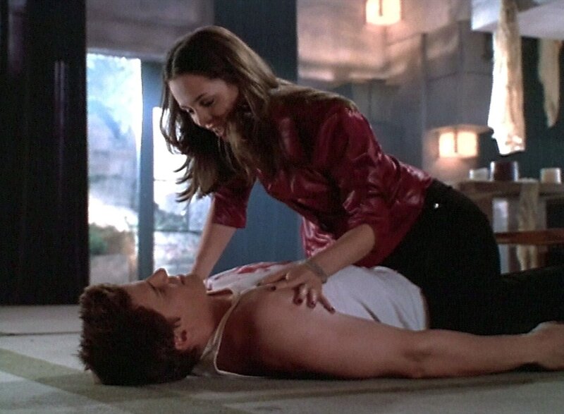 Faith (Eliza Dushku, r.) glaubt, sie hätte Angel (David Boreanaz) mit Hilfe eines Zaubers wieder in einen Bösewicht verwandelt. – Bild: Twentieth Century Fox Film Corporation