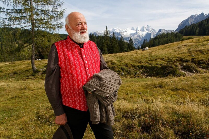 Sepp Forcher vor dem Dachsteingebirge. – Bild: ORF/​Landesstudio Steiermark/​Anton Wieser