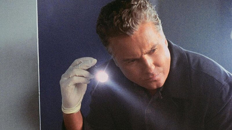 Das Verschwinden einer jungen Studentin gibt den CSIlern viele Rätsel auf. Blut- und Samenspuren im Bett in Paiges Zimmer legen für Gil Grissom (William Petersen) die Vermutung nahe, dass Paige vergewaltigt wurde, doch einen Hinweis auf ihren Verbleib findet er nicht. – Bild: VOX