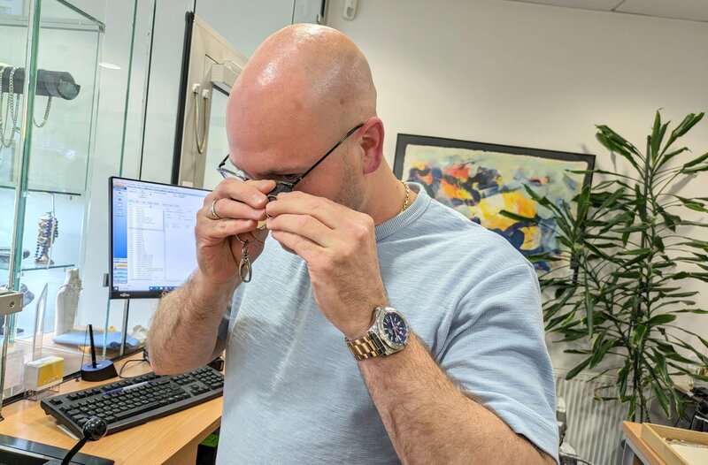 Im Pfandhaus wird mit großer Sorgfalt die Qualität eines Schmuckstücks geprüft, um seinen Wert zu ermitteln. – Bild: NDR Im Pfandhaus wird mit großer Sorgfalt die Qualität eines Schmuckstücks geprüft, um seinen Wert zu ermitteln. – Bild: NDR