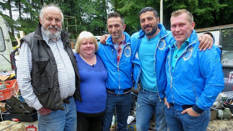 Hans (66) und Dagmar (54) mit den Trödelprofis Mauro Corradino (Mitte), Sükrü Pehlivan (2.v.re.) und Otto Schulte (re.) – Bild: RTL Zwei