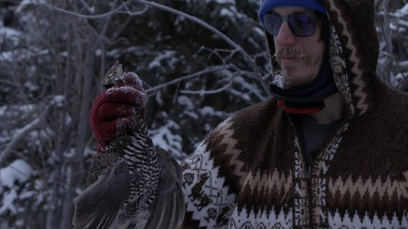 Alex Javor hält sein Schneehuhn-Abendessen. (National Geographic) – Bild: National Geographic /​ National Geographic