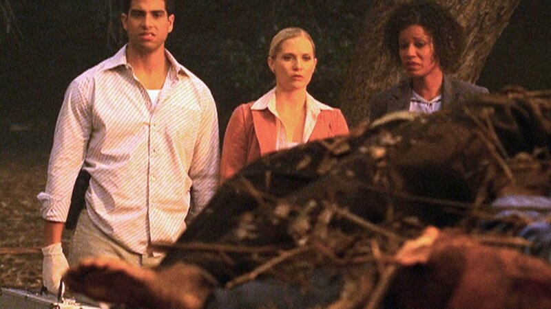 Eric (Adam Rodriguez, l.) und Calleigh (Emily Procter, M.) untersuchen den Mord an einem Krematoriumsbesitzer. Sie werden jedoch nicht nur mit dessen Leiche, sondern gleich mit Dutzenden von Toten konfrontiert: Im Hof des Krematoriums finden sie einen ganzen Stapel von Leichen … – Bild: TVNOW /​ CBS