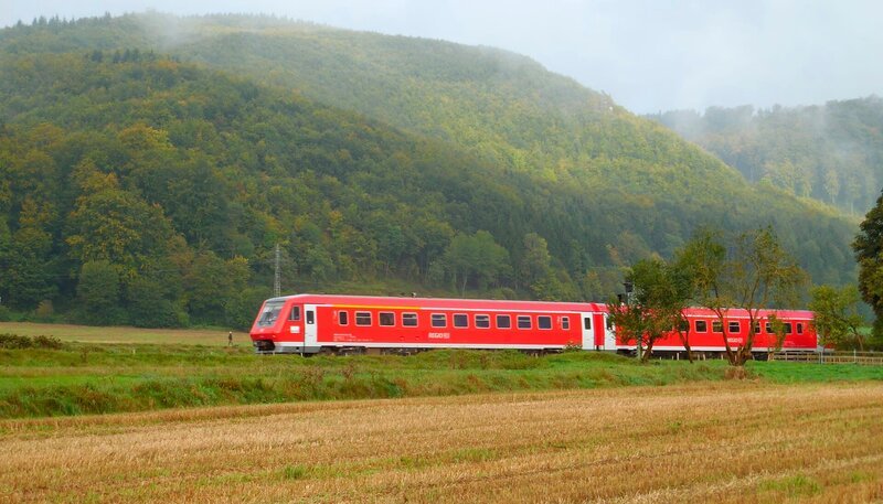 Die Strecke der Brenztalbahn verläuft malerisch über die Schwäbische Alb, ganz am südöstlichen Rand Baden-Württembergs. – Bild: BR/​SWR/​Alexander Schweitzer