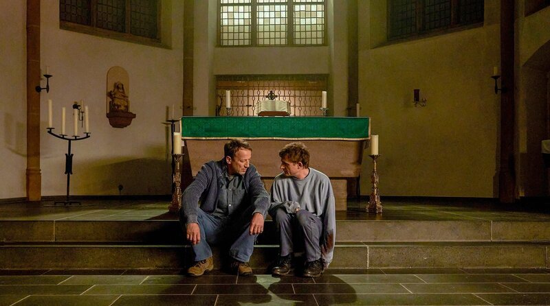 Falke (Wotan Wilke Möhring, l.), der im Kloster Abstand sucht, hat sich mit Daniel (Florian Lukas) angefreundet. – Bild: NDR/​Kai Schulz