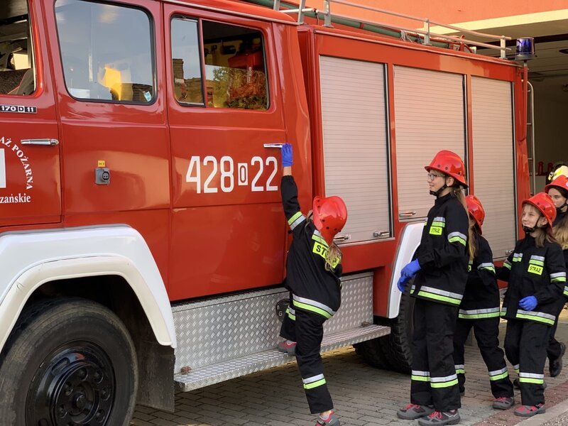 Einsatz im Mädchendorf! Im polnischen „Mädchendorf“ Miejsce Odrzanskie haben die Girls die Hosen an: Jahre lang wurde hier kein Junge geboren! Die elfjährige Malwina (2.v.l.) findet das okay, sie ist bei der Freiwilligen Feuerwehr. – Bild: hr-fernsehen