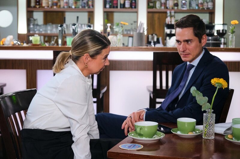 Ringo (Timothy Boldt) ist alarmiert, als er Utes (Isabell Hertel) Verdacht über Benedikt hört. – Bild: RTL /​ Stefan Behrens