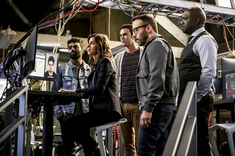 Suchen mit der Hilfe von Sophe nach dem Ursprung einer gefährlichen Online-Mutprobe: (v.l.n.r.) Tariq (Jake Matthews), Sara (Natalia Tena), Josh (Blake Lee), Jeffrey (Jeremy Piven) und Detective Cavanaugh (Richard T. Jones) … – Bild: CBS Broadcasting, Inc.
