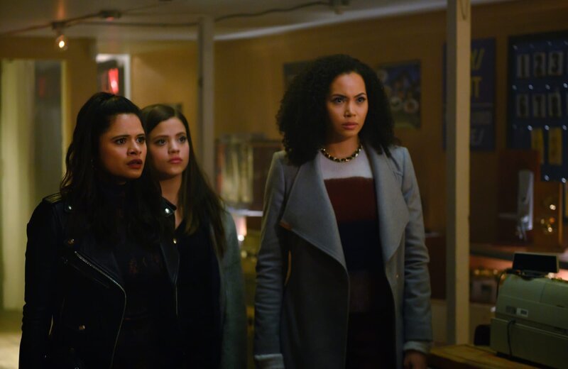 (v.l.n.r.) Mel Vera (Melonie Diaz); Maggie Vera (Sarah Jeffery); Macy Vaughn (Madeleine Mantock) – Bild: The CW Network, LLC.