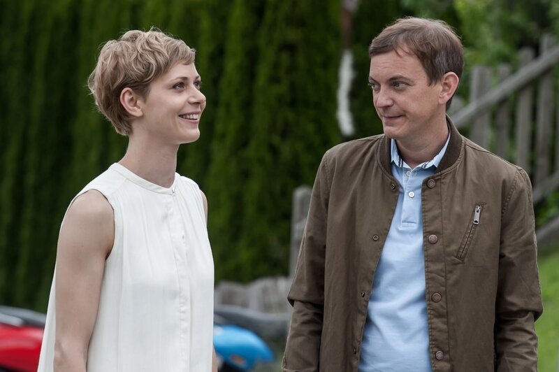Die depressive Hanna Hofer (Katharina Schlothauer) verbringt eine unbeschwerte Zeit mit Michael Lanzinger (Daniel Krauss) auf der Sommerrodelbahn. Es knistert zwischen den beiden. – Bild: ZDF/​Stefanie Leo