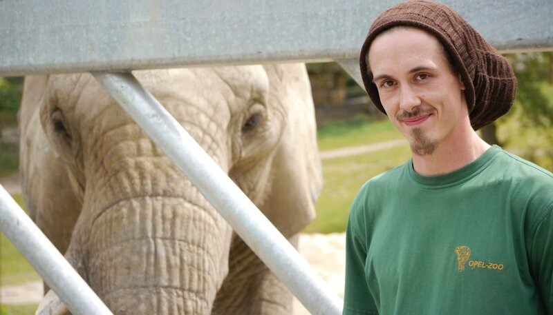Tierpfleger Tim Viereck, aus dem Kronberger Opel-Zoo. – Bild: HR/​Antje Mergel