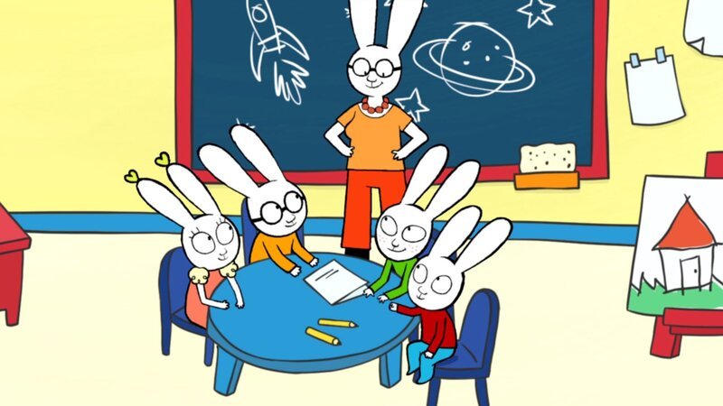In der Schule überlegen Lou (l.), Ferdinand (M. l.), Mamadou (M. r.) und Simon (r.) gemeinsam mit ihrer Lehrerin (M.), welche Vorbereitungen noch für das große Theaterstück getroffen werden müssen. – Bild: GO-N Productions