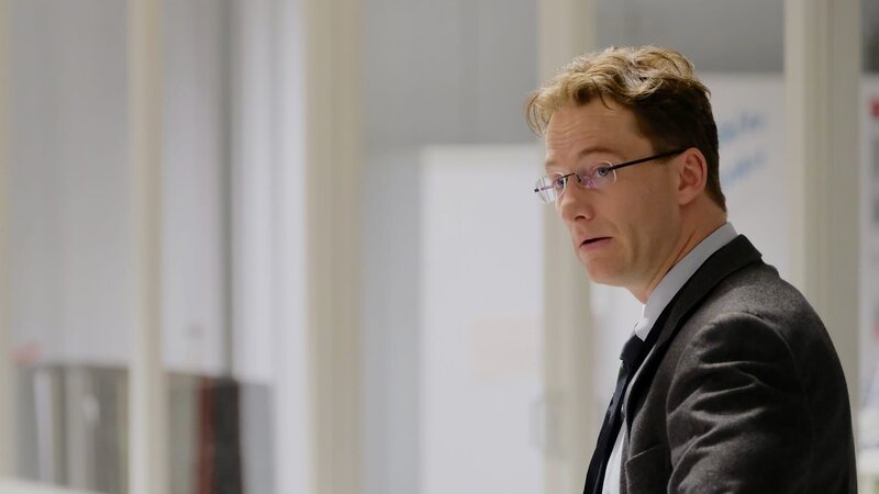 Patrick Lemke (Alexander Fehling) gerät immer wieder mit BND-Mann Behrens aneinander. – Bild: ZDF und Bernd Schuller