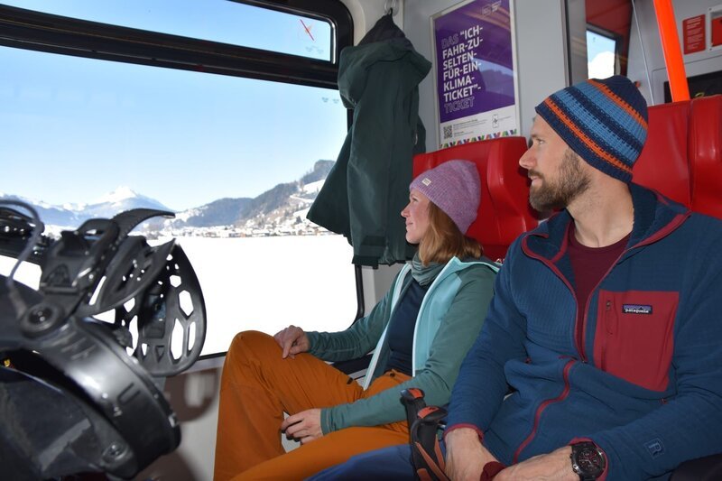 Skispaß mit gutem Gewissen – diese jungen Wintersportler fahren mit der Bahn. – Bild: ZDF/​Leo Spors