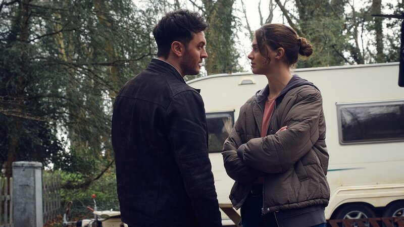 DS Luke Nash (Kerr Logan, l.), Ingrid Lewis (Emma Appleton, r.) – Bild: AXN Black