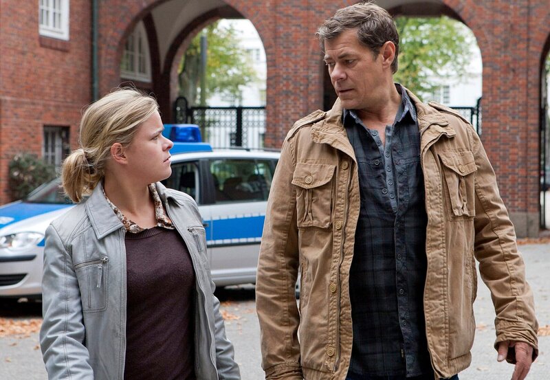 Finn Kiesewetter (Sven Martinek, r.) und Kollegin Sandra Schwartenbeck (Marie-Luise Schramm, l.) haben einen neuen Mordfall zu klären. – Bild: MDR/​Georges Pauly