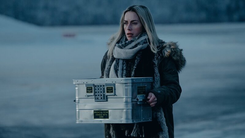 Nina Kautsalo (Iina Kuustonen) wartet darauf, Dr. Thomas Lorenz die entscheidenden Blutproben zur endgültigen Vernichtung des Jemen-Virus übergeben zu können. – Bild: ZDF und Hannele Majaniemi