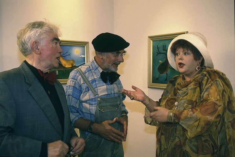 Der Kunstkritiker Herr Schmock (Peter Kock, l.) und die Förderin Frau Guggelheimer (Gundula Petrovska, r.) sind sich einig: Die Ausstellung von Peter Lustigs (Peter Lustig, M.) Hirsch-Bildern ist ein voller Erfolg geworden. – Bild: ZDF